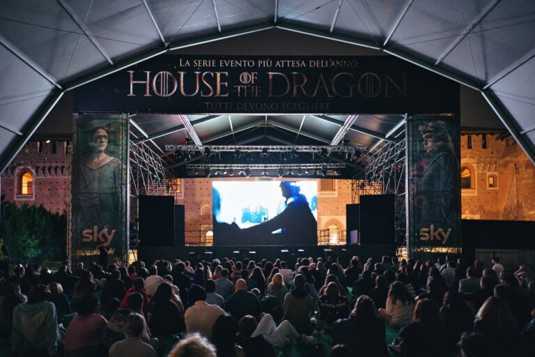 House of the Dragon, duemila fan hanno fatto notte al Castello Sforzesco di Milano per attendere la 2a stagione della serie da oggi su Sky e NOW